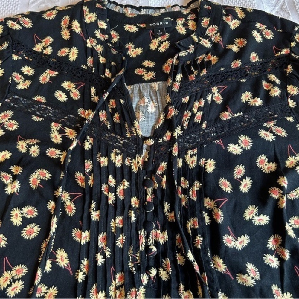Torrid Black with Yellow Daisies and Fabric Covered Buttons Size 1‎ (1X) - Picture 5 of 6